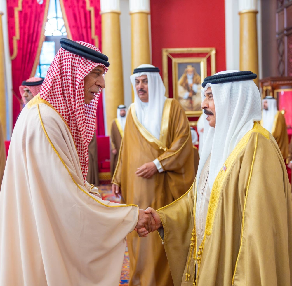 الملك يستقبل كبار أفراد العائلة المالكة الكريمة وكبار المسؤولين وعددًا من الأهالي وأصحاب الإنجازات
