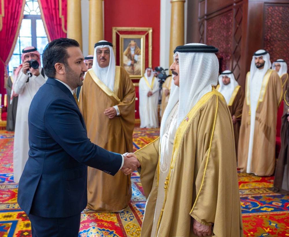 الملك يستقبل كبار أفراد العائلة المالكة الكريمة وكبار المسؤولين وعددًا من الأهالي وأصحاب الإنجازات