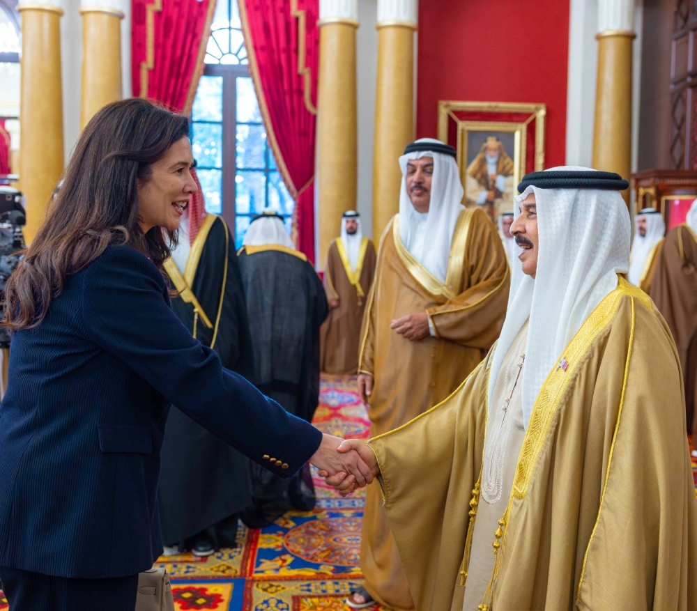 الملك يستقبل كبار أفراد العائلة المالكة الكريمة وكبار المسؤولين وعددًا من الأهالي وأصحاب الإنجازات