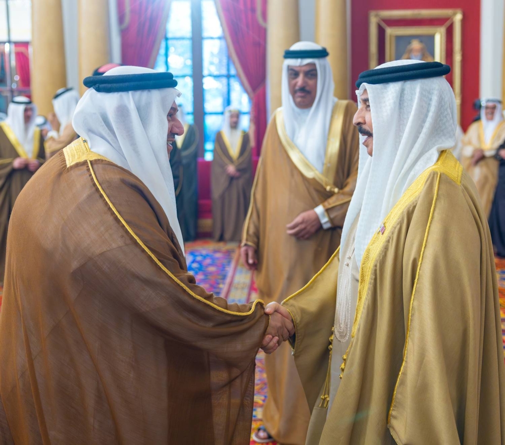 الملك يستقبل كبار أفراد العائلة المالكة الكريمة وكبار المسؤولين وعددًا من الأهالي وأصحاب الإنجازات