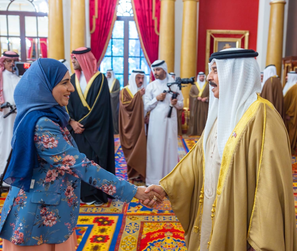 الملك يستقبل كبار أفراد العائلة المالكة الكريمة وكبار المسؤولين وعددًا من الأهالي وأصحاب الإنجازات