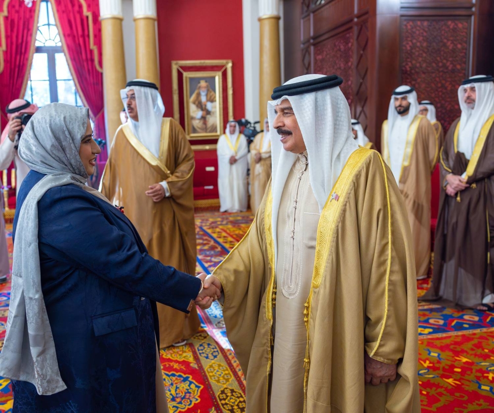 الملك يستقبل كبار أفراد العائلة المالكة الكريمة وكبار المسؤولين وعددًا من الأهالي وأصحاب الإنجازات