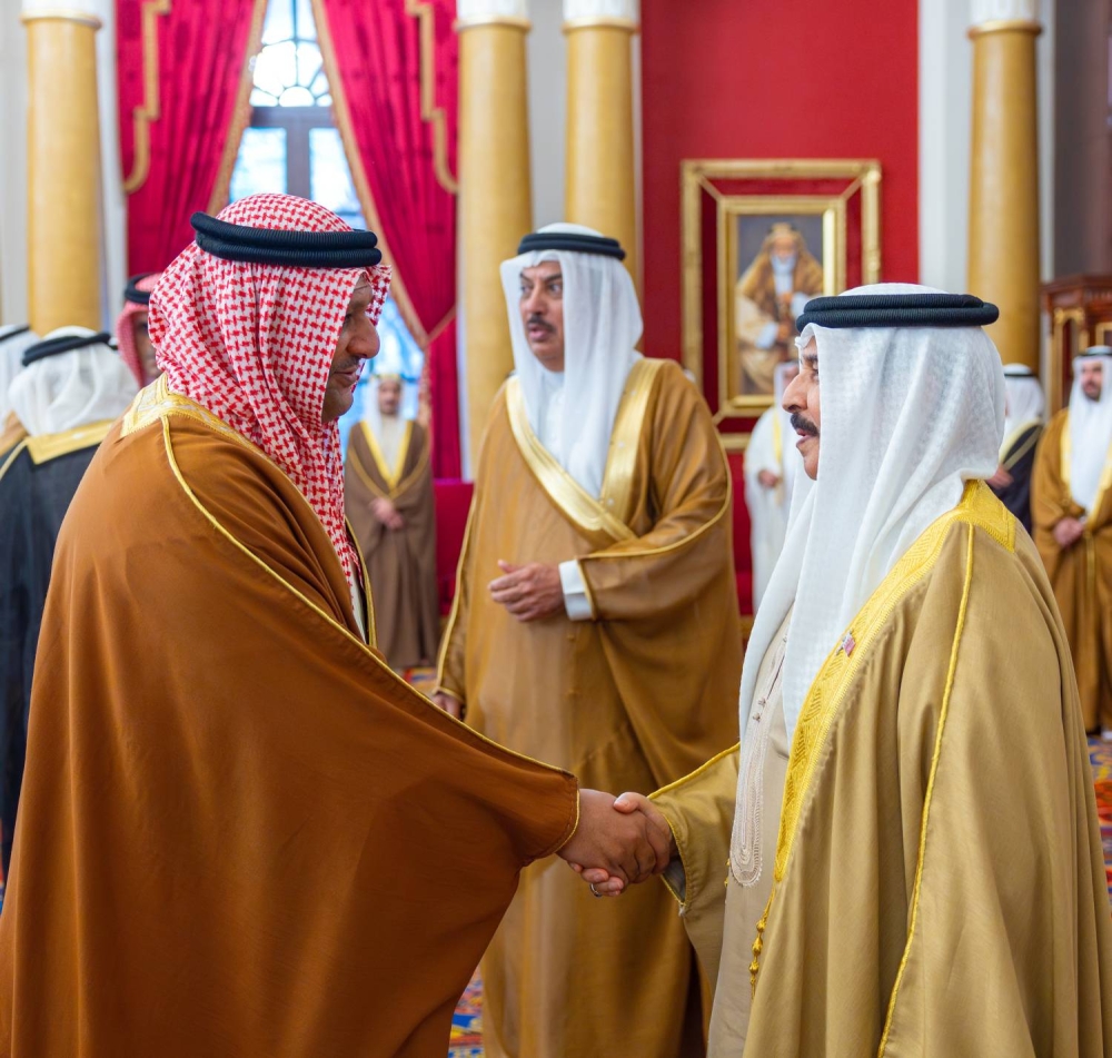 الملك يستقبل كبار أفراد العائلة المالكة الكريمة وكبار المسؤولين وعددًا من الأهالي وأصحاب الإنجازات