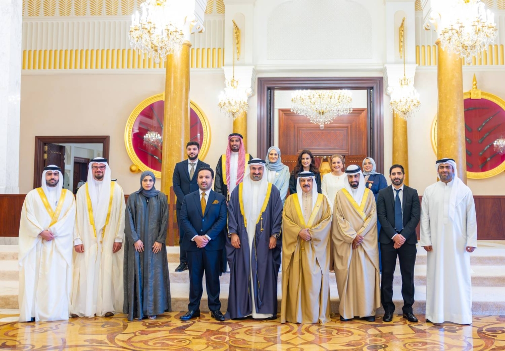 الملك يستقبل كبار أفراد العائلة المالكة الكريمة وكبار المسؤولين وعددًا من الأهالي وأصحاب الإنجازات