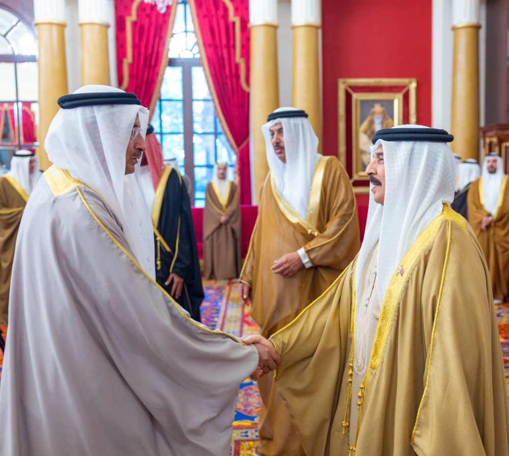 الملك يستقبل كبار أفراد العائلة المالكة الكريمة وكبار المسؤولين وعددًا من الأهالي وأصحاب الإنجازات