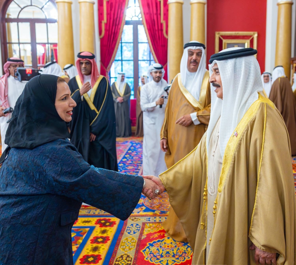 الملك يستقبل كبار أفراد العائلة المالكة الكريمة وكبار المسؤولين وعددًا من الأهالي وأصحاب الإنجازات