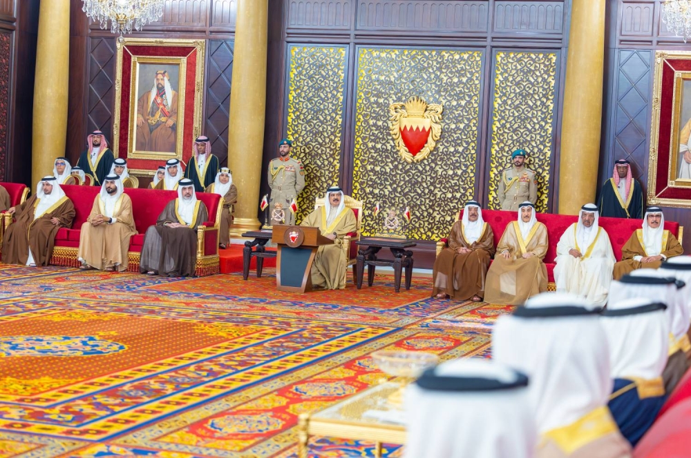 الملك يستقبل كبار أفراد العائلة المالكة الكريمة وكبار المسؤولين وعددًا من الأهالي وأصحاب الإنجازات