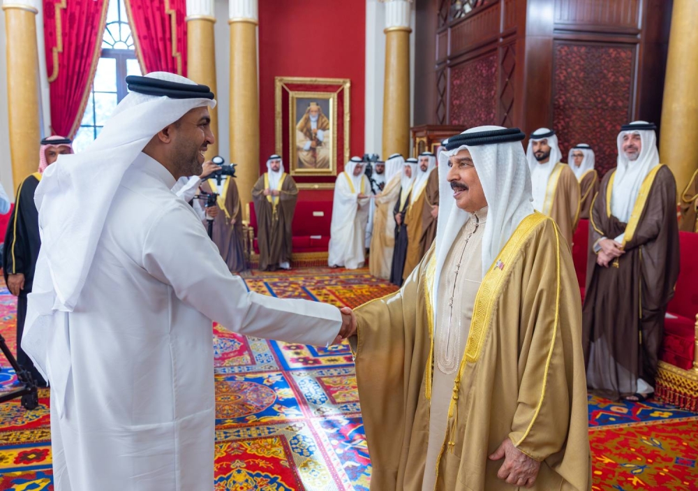 الملك يستقبل كبار أفراد العائلة المالكة الكريمة وكبار المسؤولين وعددًا من الأهالي وأصحاب الإنجازات