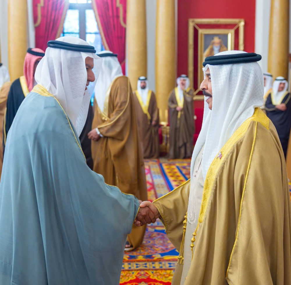 الملك يستقبل كبار أفراد العائلة المالكة الكريمة وكبار المسؤولين وعددًا من الأهالي وأصحاب الإنجازات