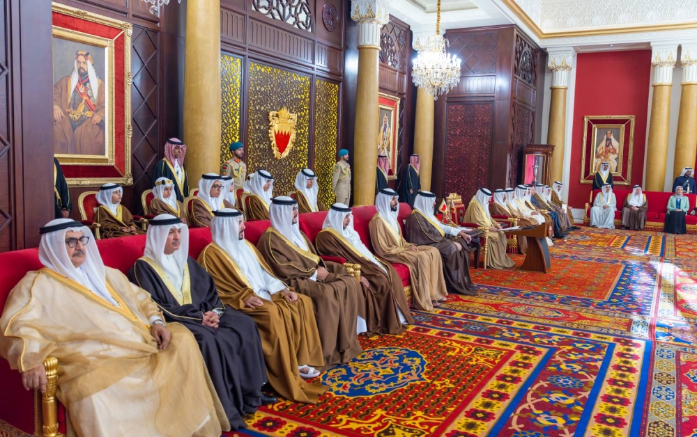 الملك يستقبل كبار أفراد العائلة المالكة الكريمة وكبار المسؤولين وعددًا من الأهالي وأصحاب الإنجازات