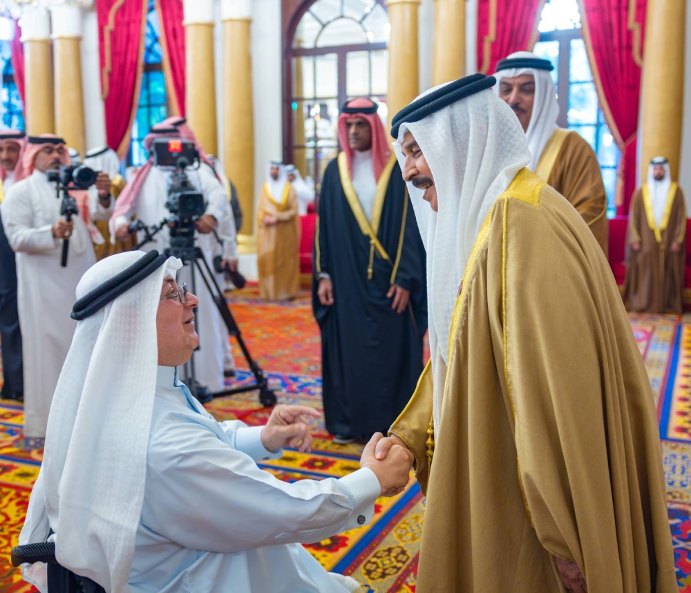 الملك يستقبل كبار أفراد العائلة المالكة الكريمة وكبار المسؤولين وعددًا من الأهالي وأصحاب الإنجازات