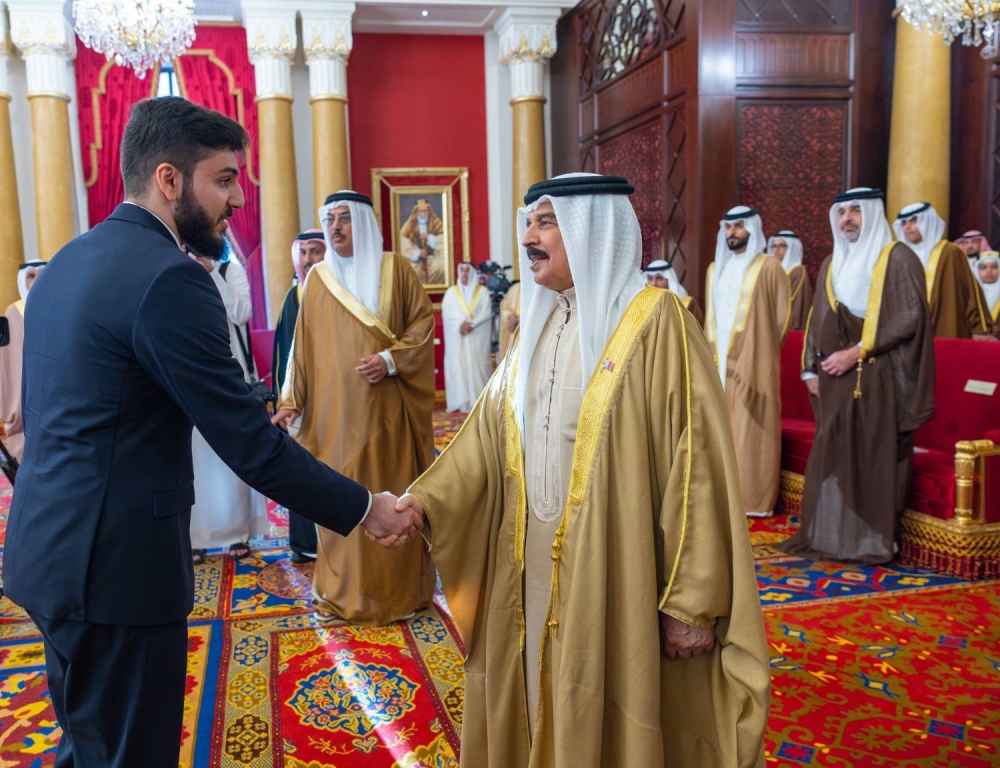 الملك يستقبل كبار أفراد العائلة المالكة الكريمة وكبار المسؤولين وعددًا من الأهالي وأصحاب الإنجازات