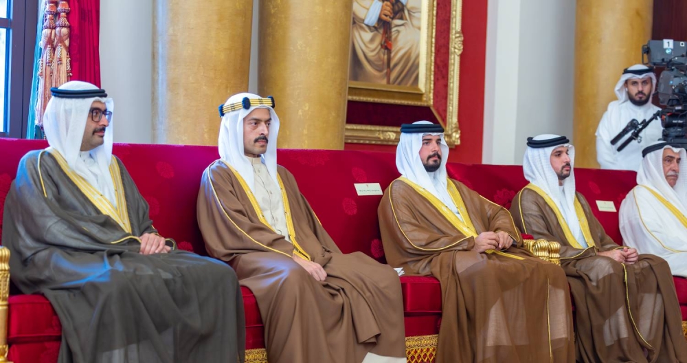 الملك يستقبل كبار أفراد العائلة المالكة الكريمة وكبار المسؤولين وعددًا من الأهالي وأصحاب الإنجازات