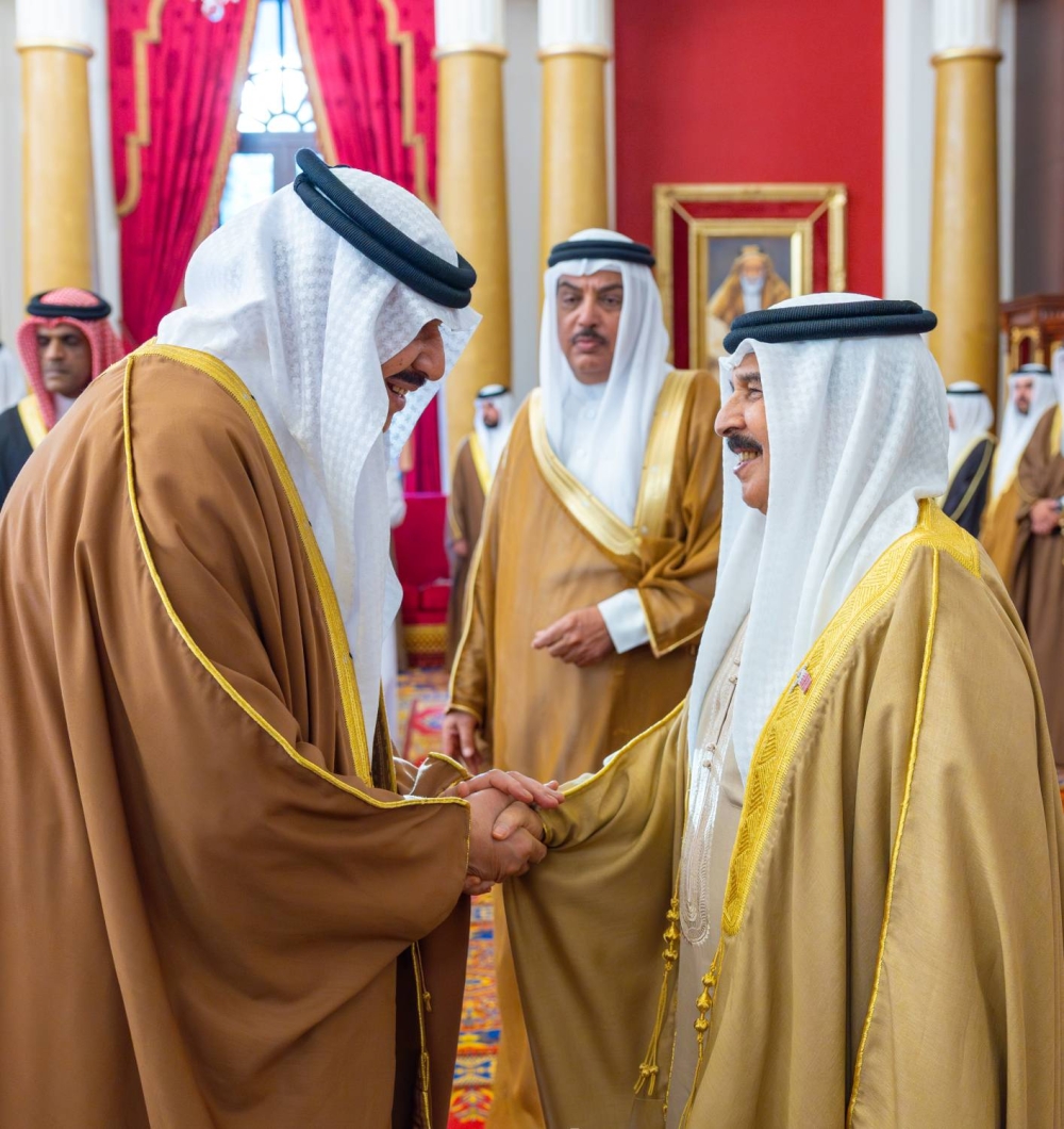 الملك يستقبل كبار أفراد العائلة المالكة الكريمة وكبار المسؤولين وعددًا من الأهالي وأصحاب الإنجازات