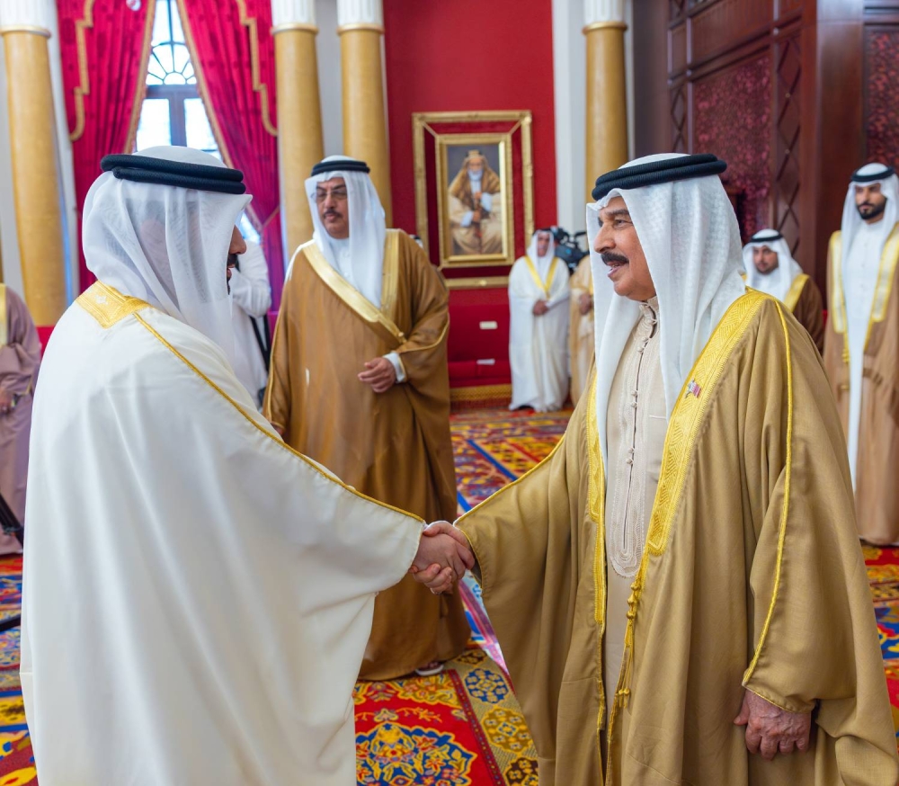 الملك يستقبل كبار أفراد العائلة المالكة الكريمة وكبار المسؤولين وعددًا من الأهالي وأصحاب الإنجازات