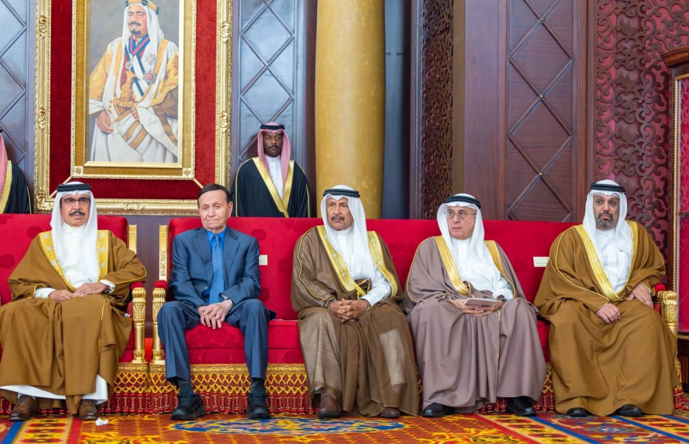 الملك يستقبل كبار أفراد العائلة المالكة الكريمة وكبار المسؤولين وعددًا من الأهالي وأصحاب الإنجازات