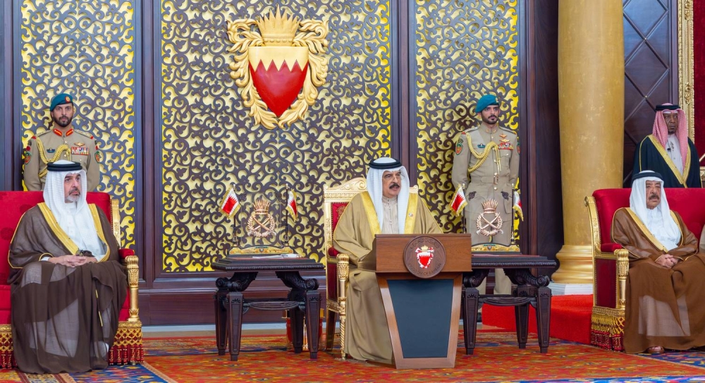 الملك يستقبل كبار أفراد العائلة المالكة الكريمة وكبار المسؤولين وعددًا من الأهالي وأصحاب الإنجازات