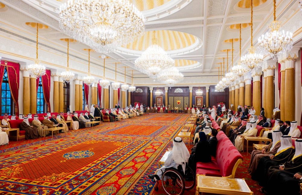 الملك يستقبل كبار أفراد العائلة المالكة الكريمة وكبار المسؤولين وعددًا من الأهالي وأصحاب الإنجازات