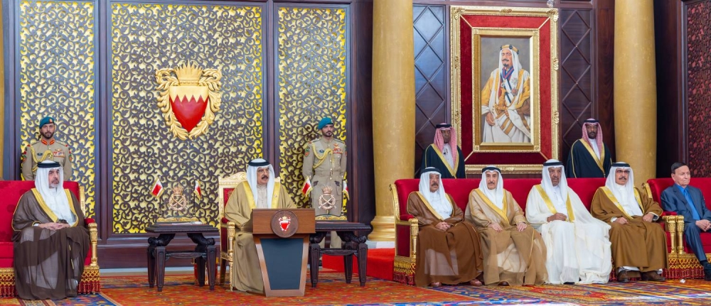 الملك يستقبل كبار أفراد العائلة المالكة الكريمة وكبار المسؤولين وعددًا من الأهالي وأصحاب الإنجازات