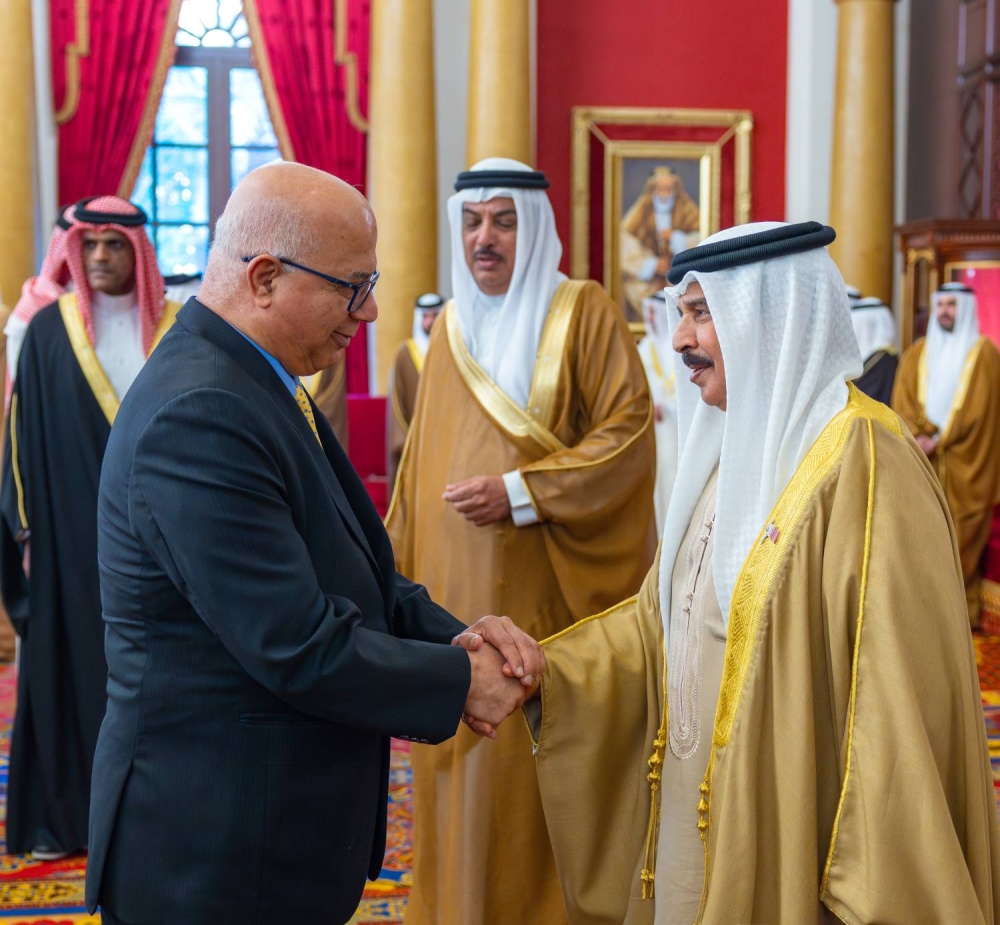 الملك يستقبل كبار أفراد العائلة المالكة الكريمة وكبار المسؤولين وعددًا من الأهالي وأصحاب الإنجازات