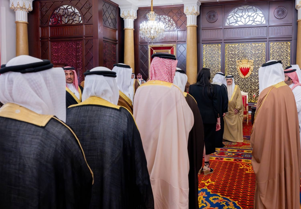 الملك يستقبل كبار أفراد العائلة المالكة الكريمة وكبار المسؤولين وعددًا من الأهالي وأصحاب الإنجازات