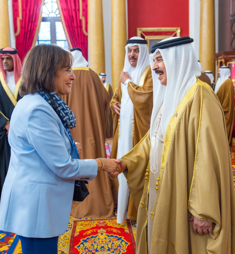 الملك يستقبل كبار أفراد العائلة المالكة الكريمة وكبار المسؤولين وعددًا من الأهالي وأصحاب الإنجازات