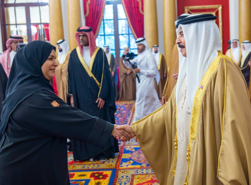 الملك يستقبل كبار أفراد العائلة المالكة الكريمة وكبار المسؤولين وعددًا من الأهالي وأصحاب الإنجازات