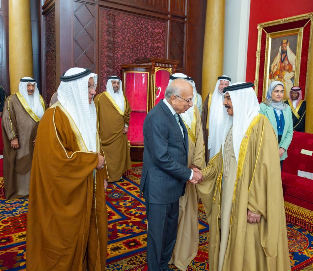 الملك يستقبل كبار أفراد العائلة المالكة الكريمة وكبار المسؤولين وعددًا من الأهالي وأصحاب الإنجازات