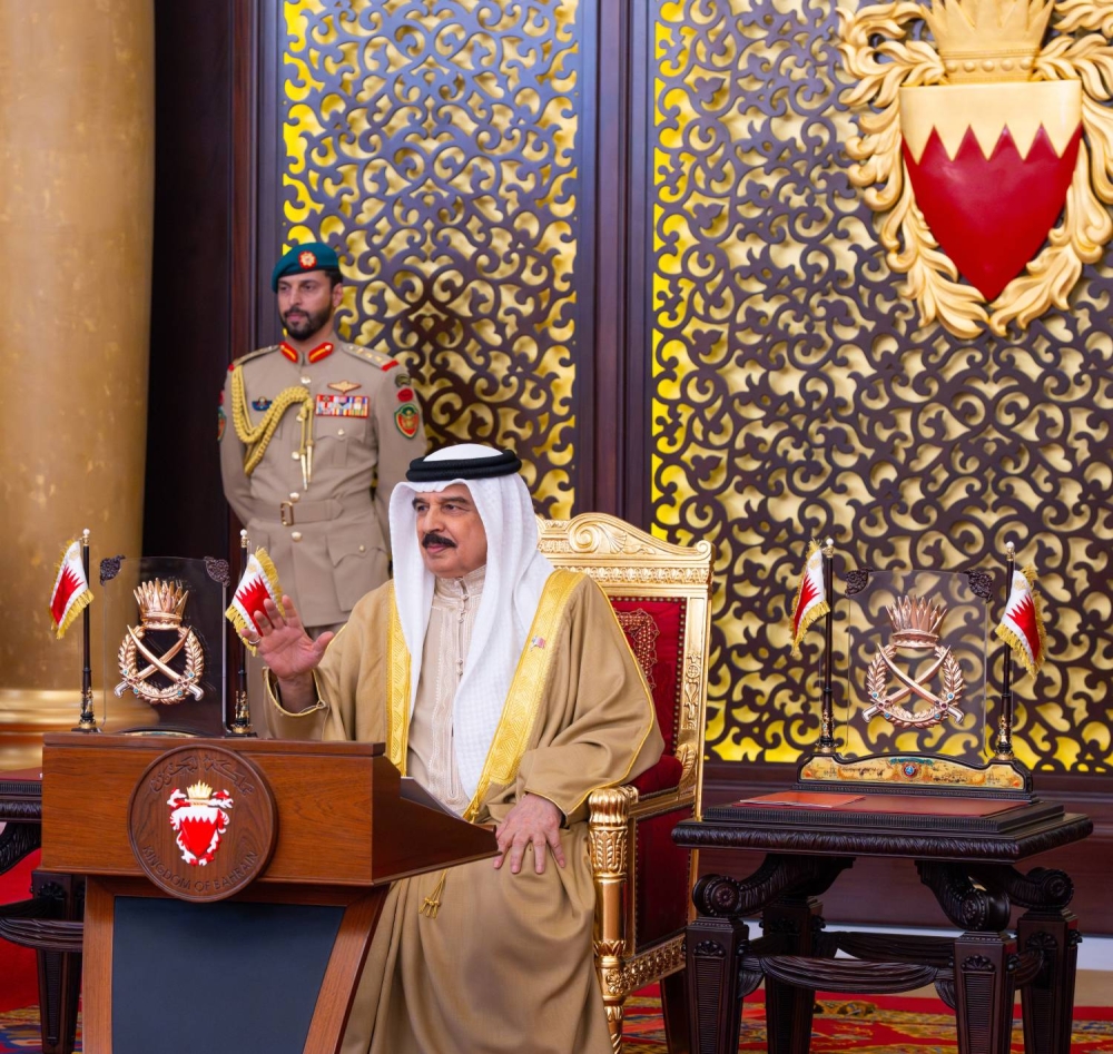 الملك يستقبل كبار أفراد العائلة المالكة الكريمة وكبار المسؤولين وعددًا من الأهالي وأصحاب الإنجازات