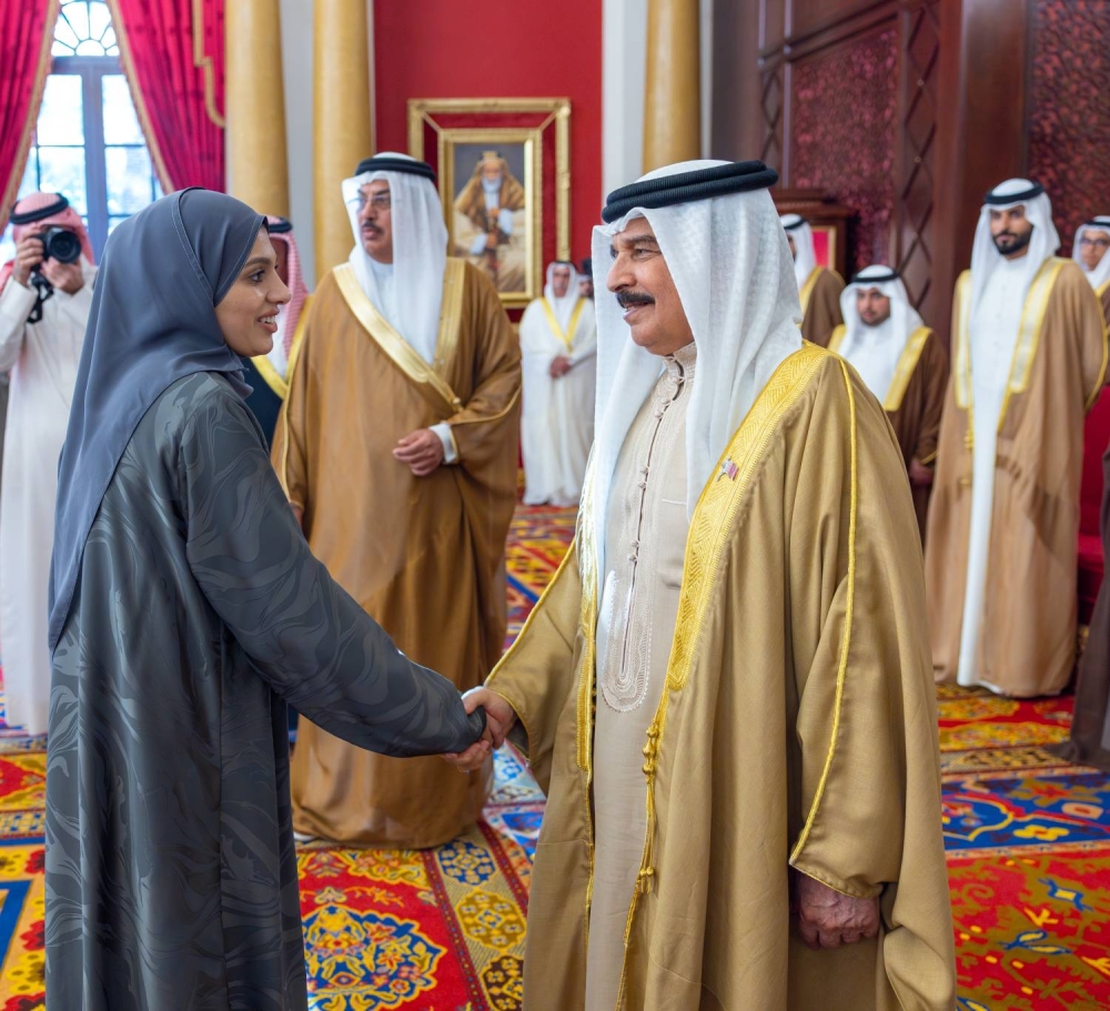 الملك يستقبل كبار أفراد العائلة المالكة الكريمة وكبار المسؤولين وعددًا من الأهالي وأصحاب الإنجازات