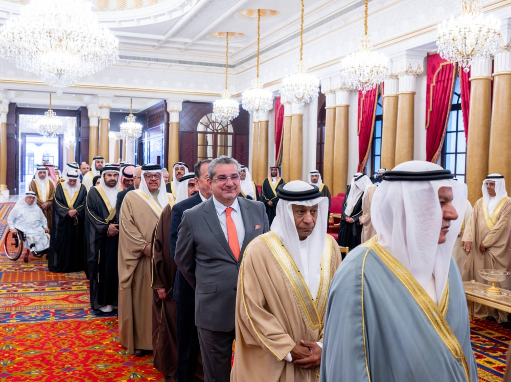 الملك يستقبل كبار أفراد العائلة المالكة الكريمة وكبار المسؤولين وعددًا من الأهالي وأصحاب الإنجازات