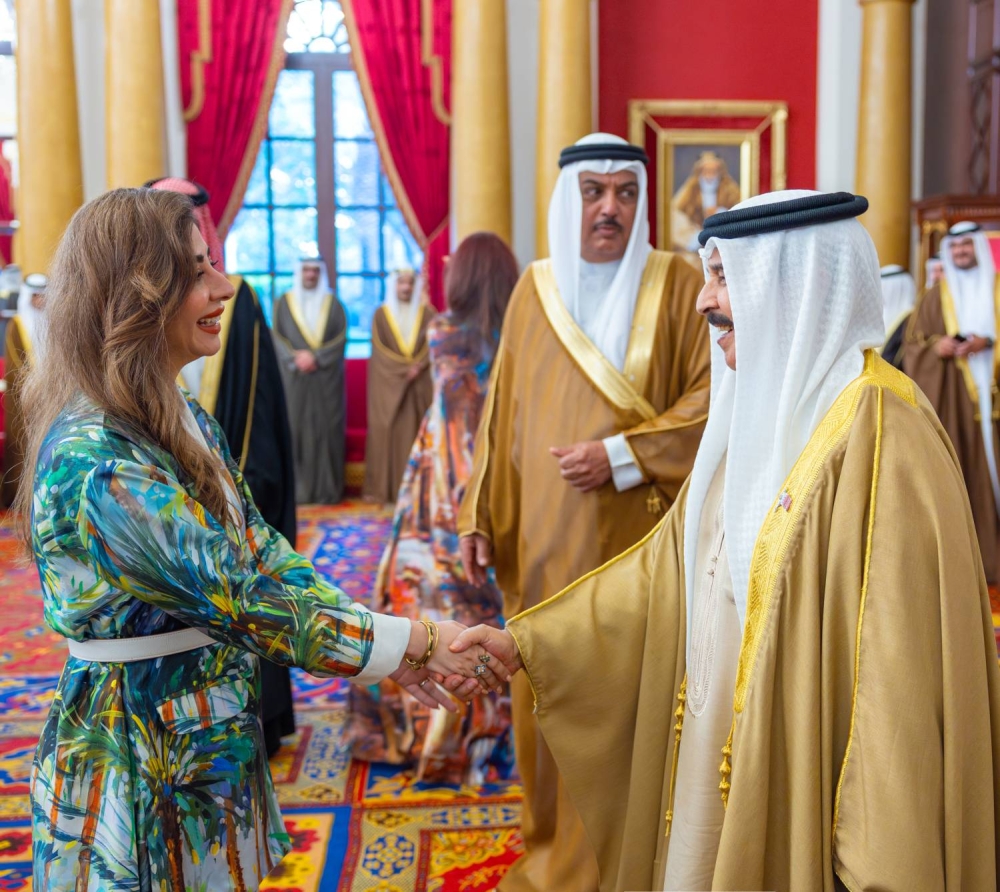 الملك يستقبل كبار أفراد العائلة المالكة الكريمة وكبار المسؤولين وعددًا من الأهالي وأصحاب الإنجازات