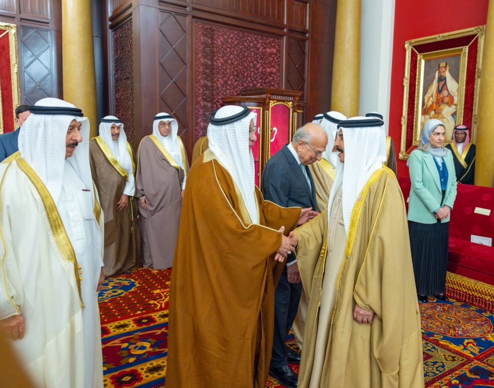 الملك يستقبل كبار أفراد العائلة المالكة الكريمة وكبار المسؤولين وعددًا من الأهالي وأصحاب الإنجازات