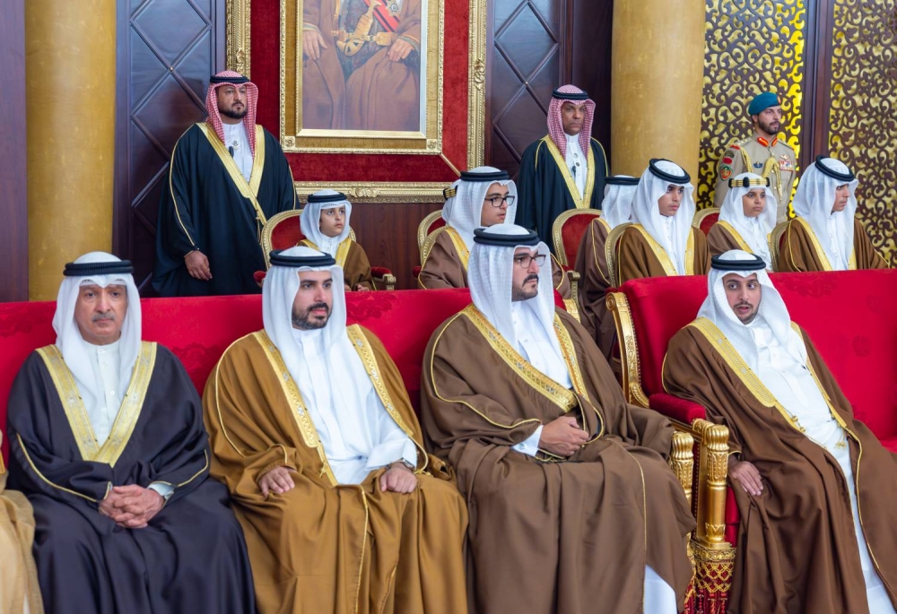 الملك يستقبل كبار أفراد العائلة المالكة الكريمة وكبار المسؤولين وعددًا من الأهالي وأصحاب الإنجازات