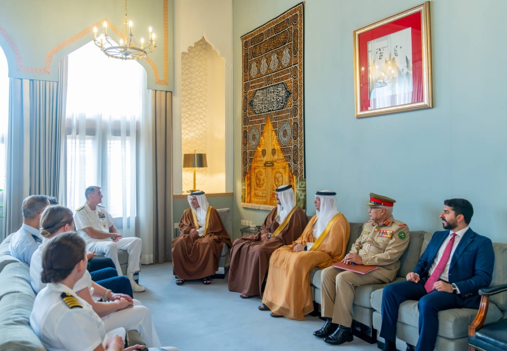 ولي العهد نائب القائد الأعلى  رئيس الوزراء يلتقي قائد القوات البحرية بالقيادة المركزية الأمريكية قائد الأسطول الخامس