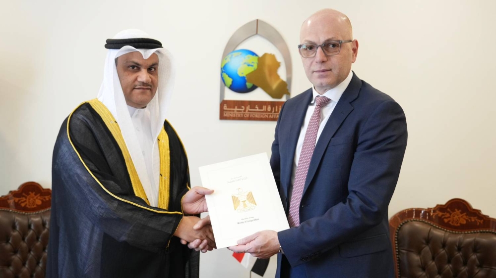 رئيس دائرة المراسم في وزارة خارجية العراق يتسلم البراءة القنصلية للقنصل العام للبحرين في النجف