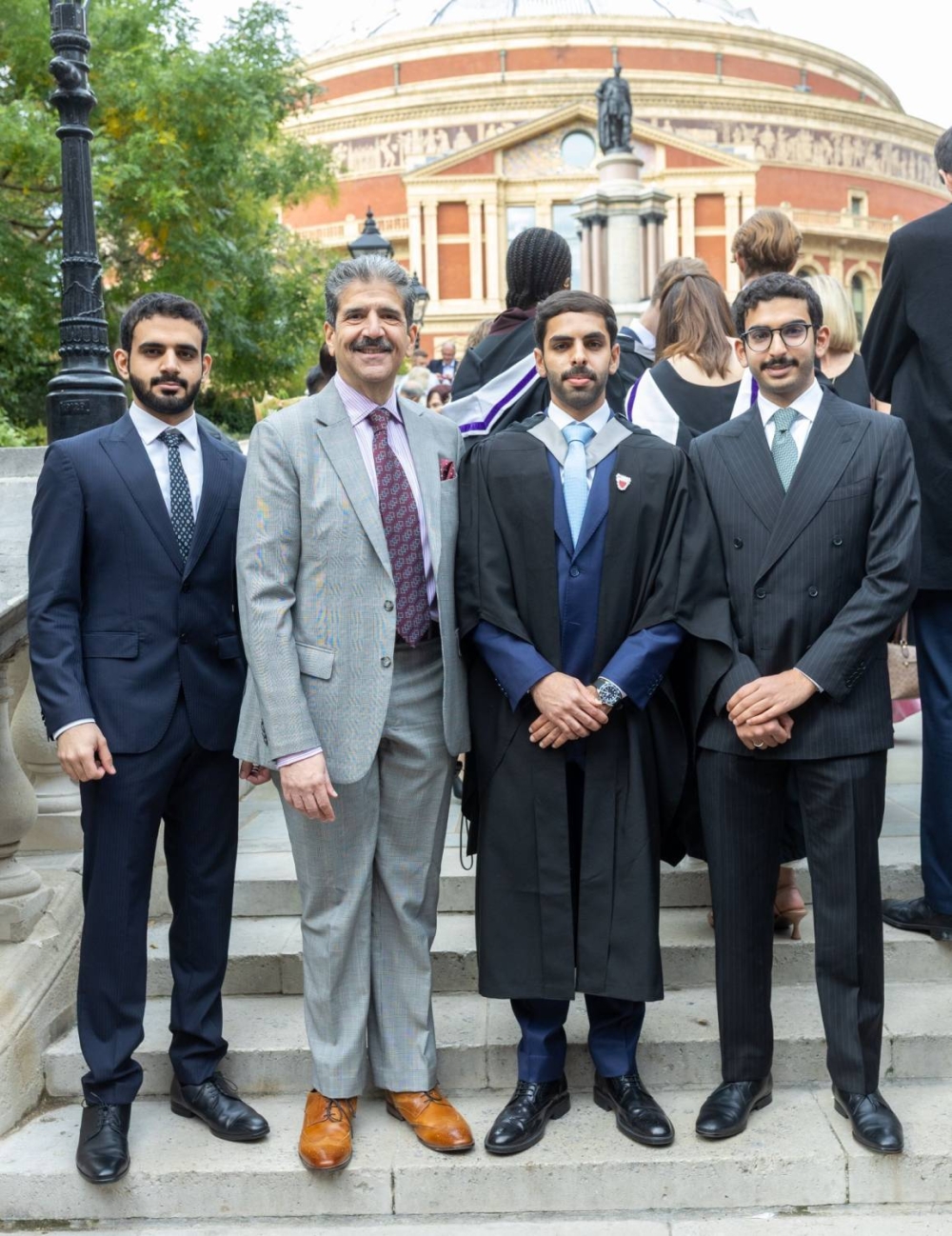 حمد بن عيسي بن مبارك ال خليفة يتخرج من جامعه امبيريال كولج لندن