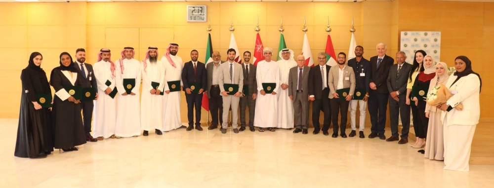 جامعة الخليج العربي تحتفي بـ 20 خرّيجًا عربياً