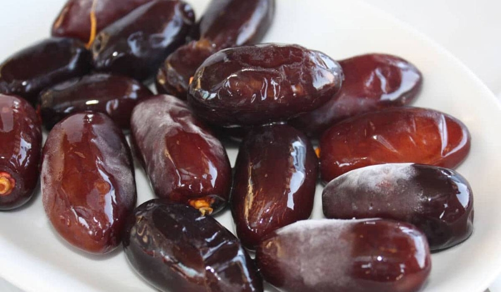 كنز الفوائد.. لماذا يُنصح بتناول البلح الأسود يوميًا؟