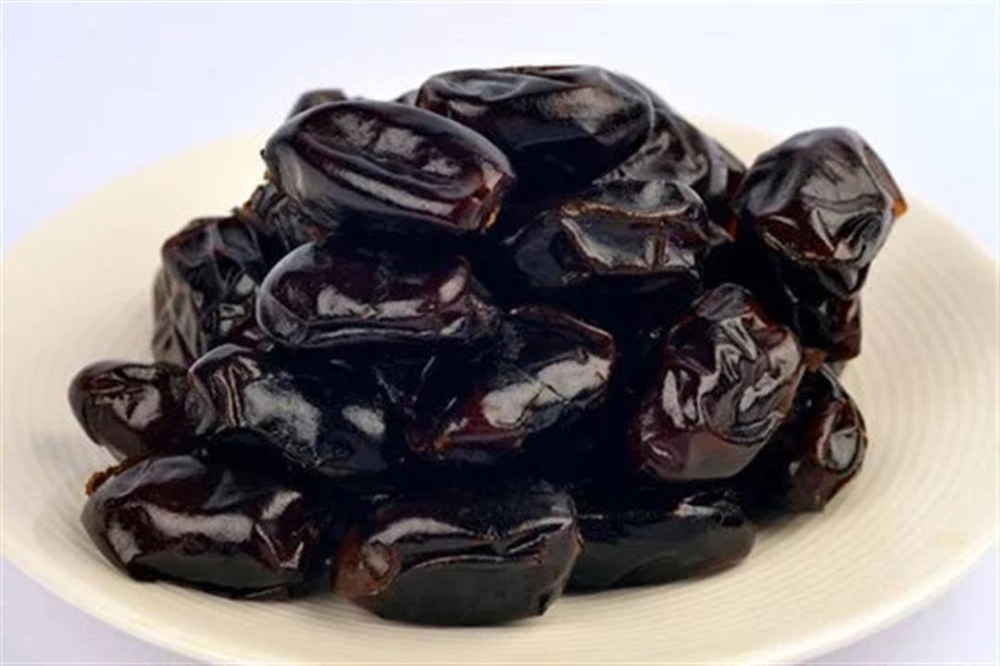 كنز الفوائد.. لماذا يُنصح بتناول البلح الأسود يوميًا؟