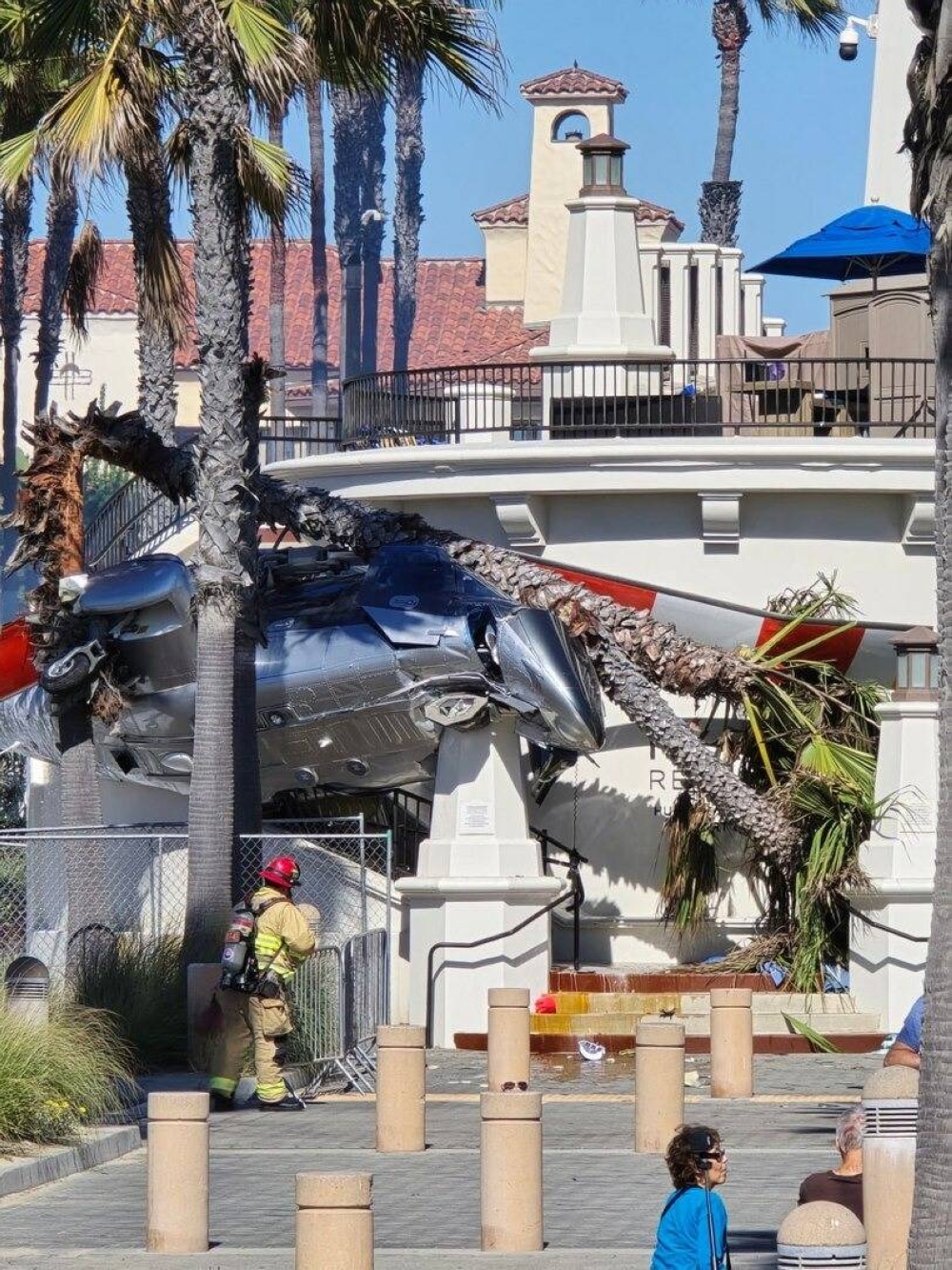 سقوط مروحية يصيب 5 أشخاص في ولاية كاليفورنيا (فيديو)