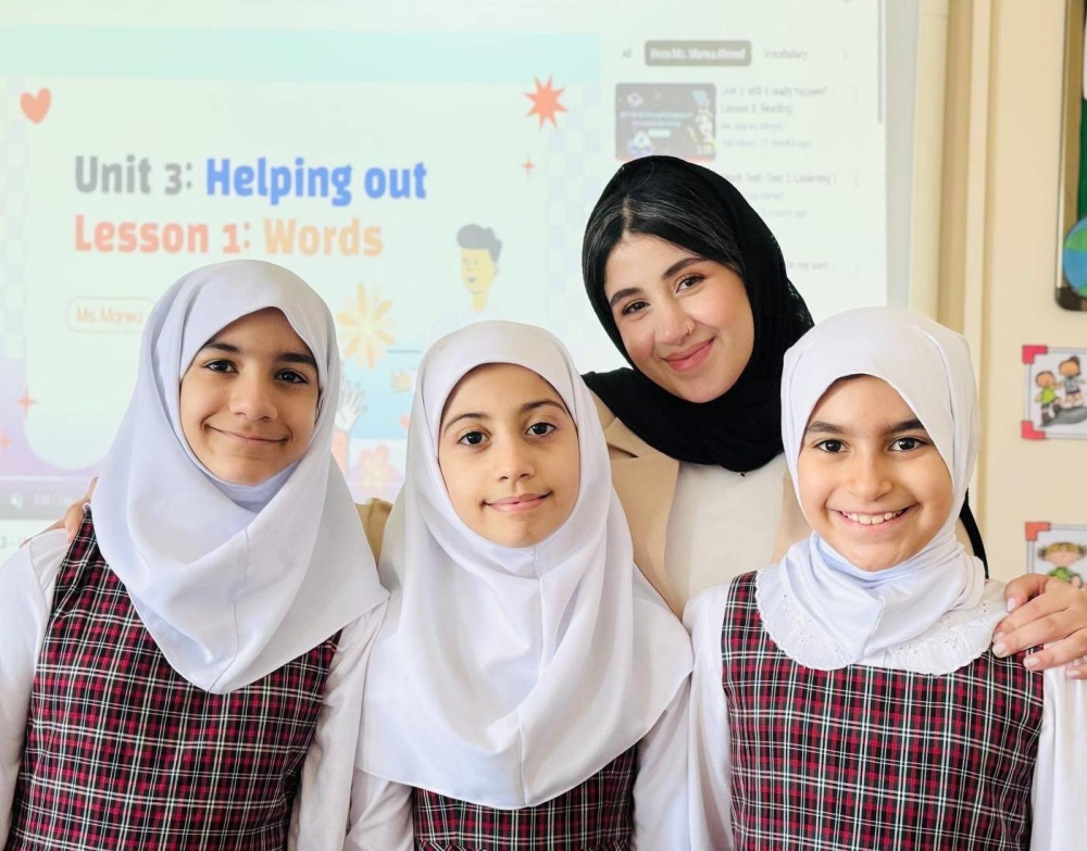 الأستاذة مروة تستخدم تقنية ذكية في حصص اللغة الإنجليزية