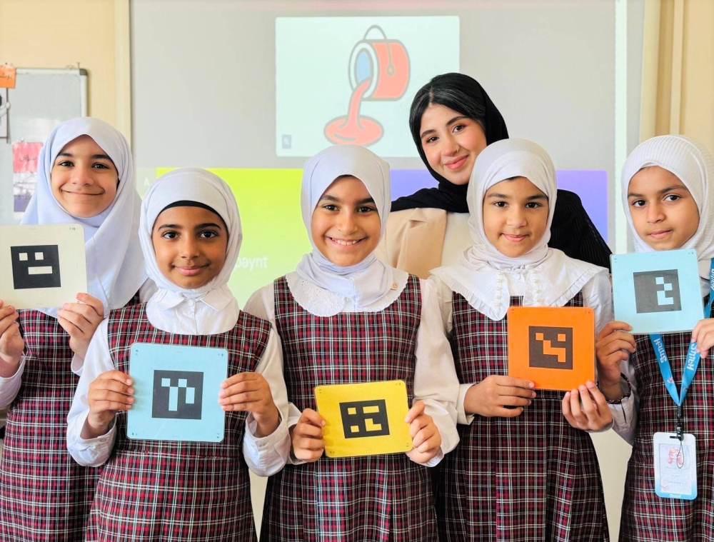 الأستاذة مروة تستخدم تقنية ذكية في حصص اللغة الإنجليزية