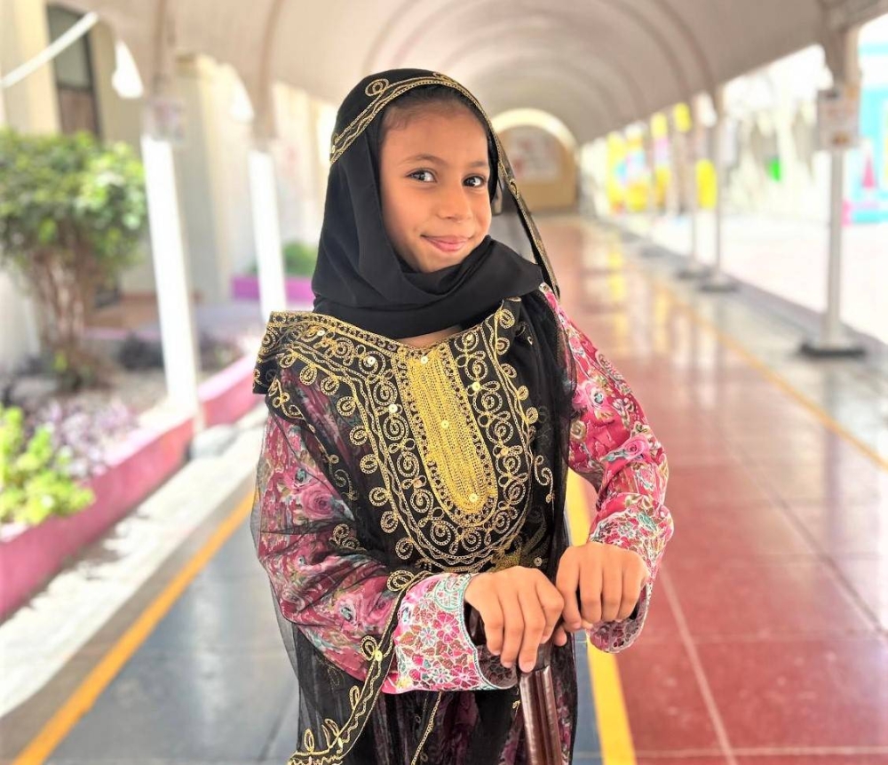 سلوى تتقمص دور (الجدة) لتعزيز السلوك الإيجابي في مدرسة البديع