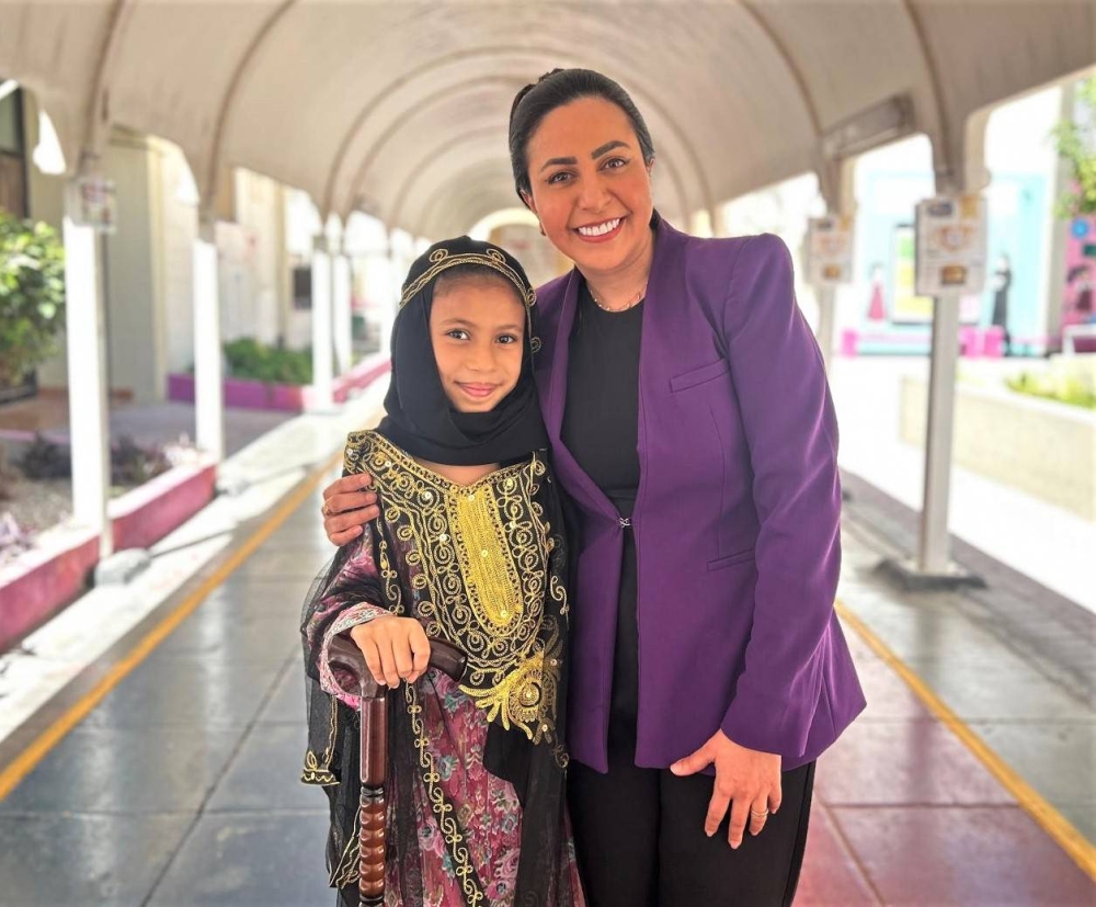 سلوى تتقمص دور (الجدة) لتعزيز السلوك الإيجابي في مدرسة البديع