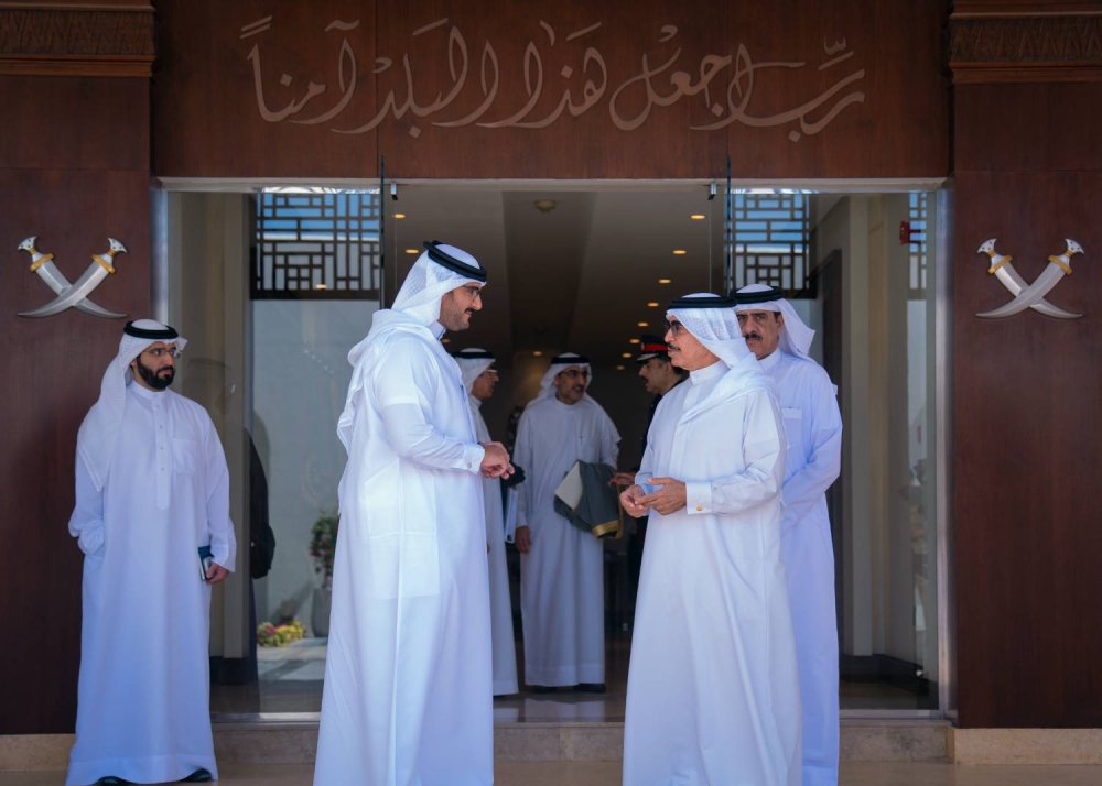 عيسى بن سلمان يلتقي وزير الداخلية في إطار المتابعة للبرامج الحكومية