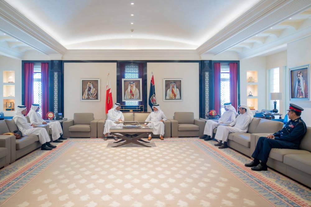 عيسى بن سلمان يلتقي وزير الداخلية في إطار المتابعة للبرامج الحكومية