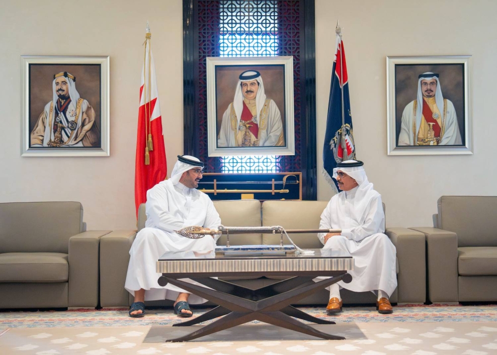 عيسى بن سلمان يلتقي وزير الداخلية في إطار المتابعة للبرامج الحكومية