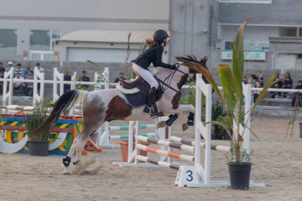 مشاركة واسعة ومنافسات قوية في المسابقة التدريبية الأولى لقفز الحواجز