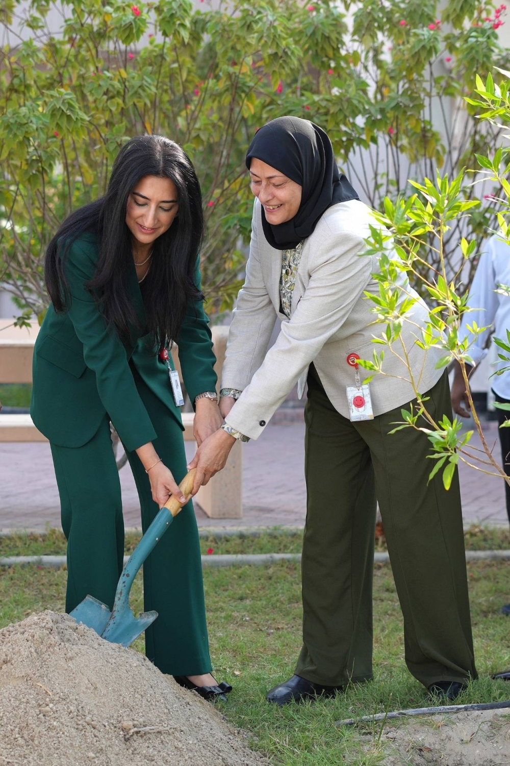 المستشفيات الحكومية تشارك في أسبوع الشجرة بمجمع السلمانية تأكيدا على التزامها بالاستدامة